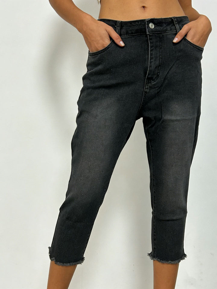 Women’s casual high-waist jeans with frayed hem and trendy cut Lune London