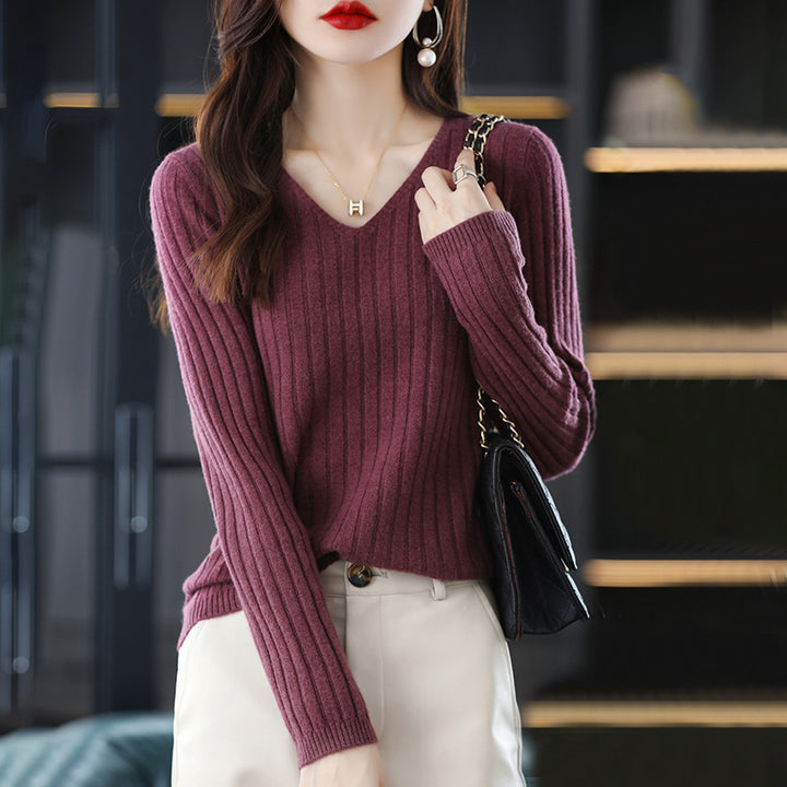 Pull femme en maille avec une structure à côtes fines et décolleté en V