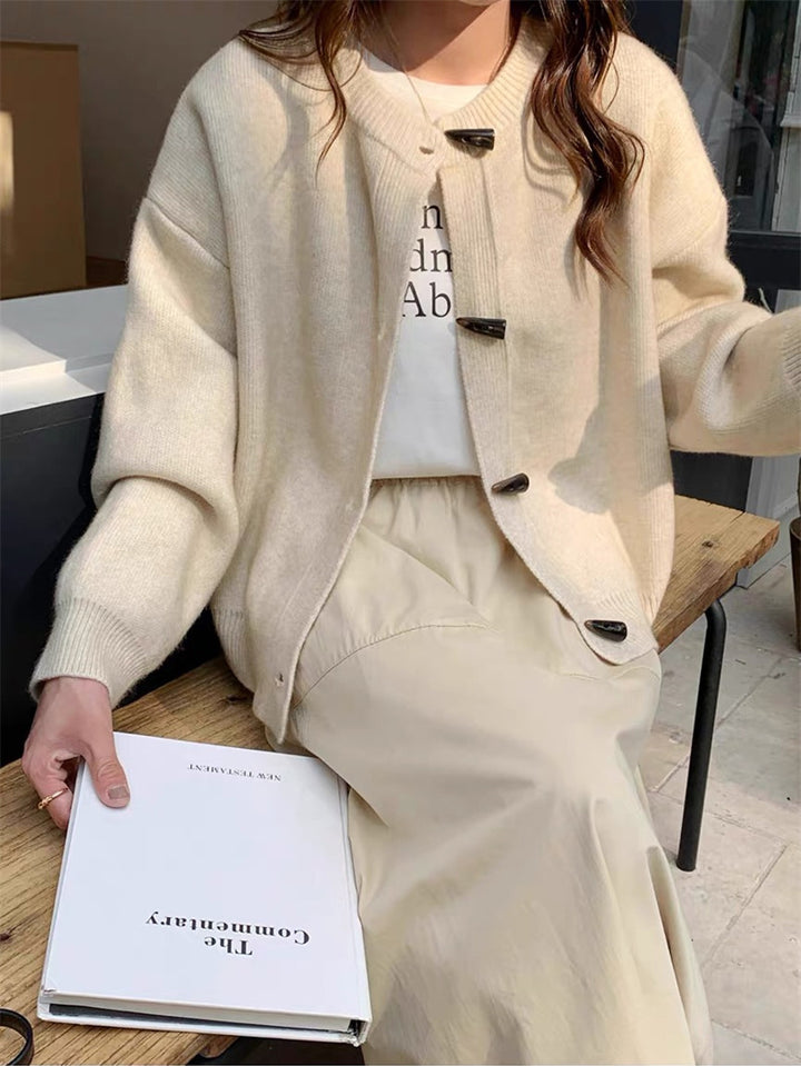 Cardigan pour femmes avec des détails de boutons élégants Chic & Stil