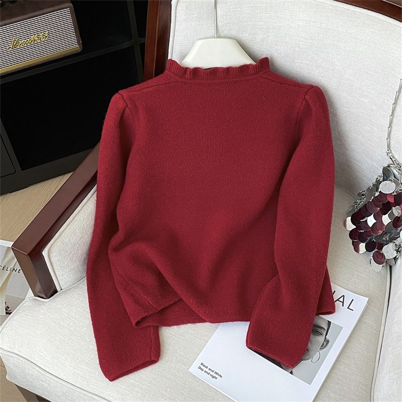 Cardigan élégant pour femmes avec des volants féminins et des boutons en perles Chic & Stil