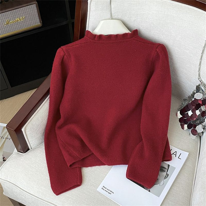 Cardigan élégant pour femmes avec des volants féminins et des boutons en perles Chic & Stil