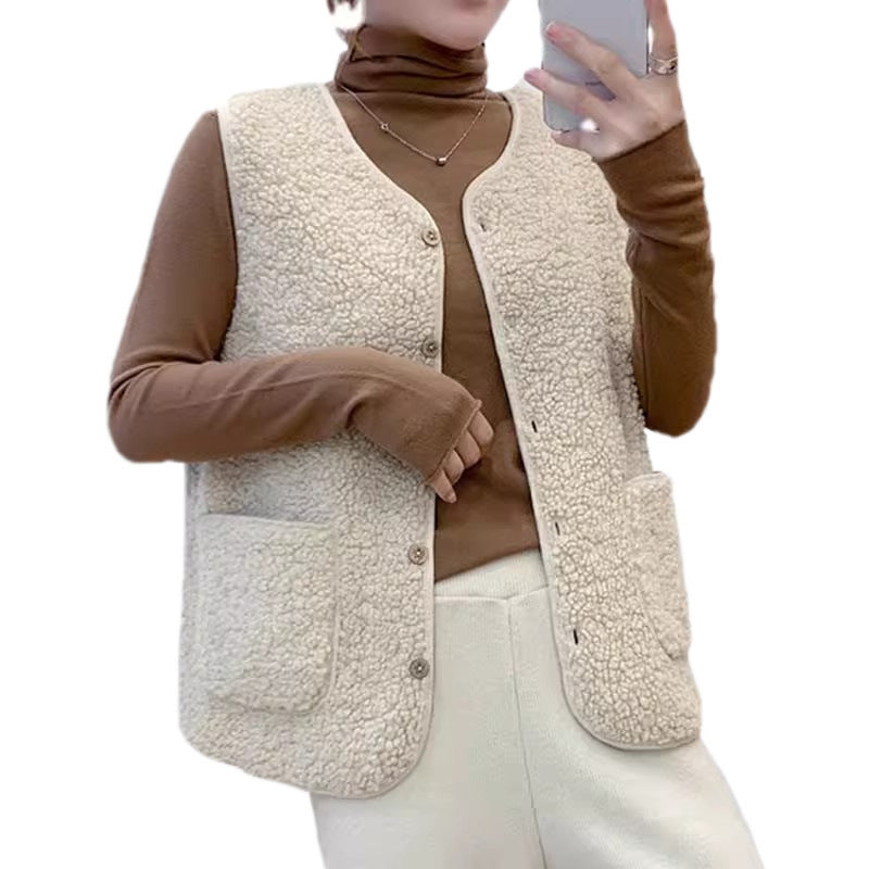 Ladies teddy fleece vest with practical pockets and button closure Chic & Stil