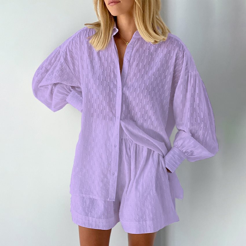 Oversized casual shirt for women with structure and chic and stylish short shorts