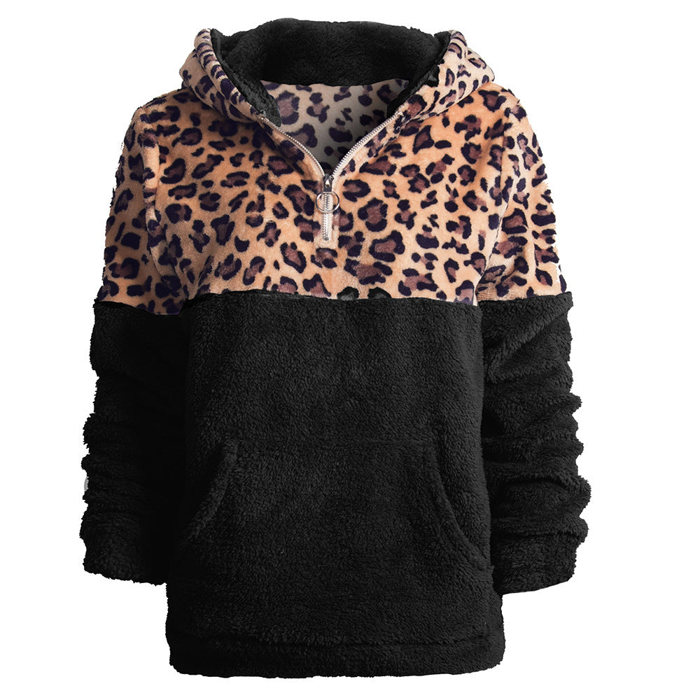 Comfortable hoodie for women with an exciting leopard pattern and kangaroo pocket Lune London