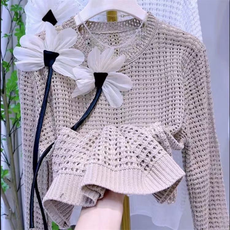 Pull en knit pour femmes avec des appliqués floraux uniques Chic & Stil