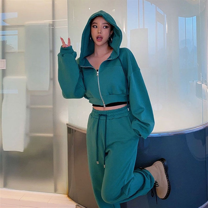 Women's sporty leisure set with cropped hoodie and joggers Chic & Stil