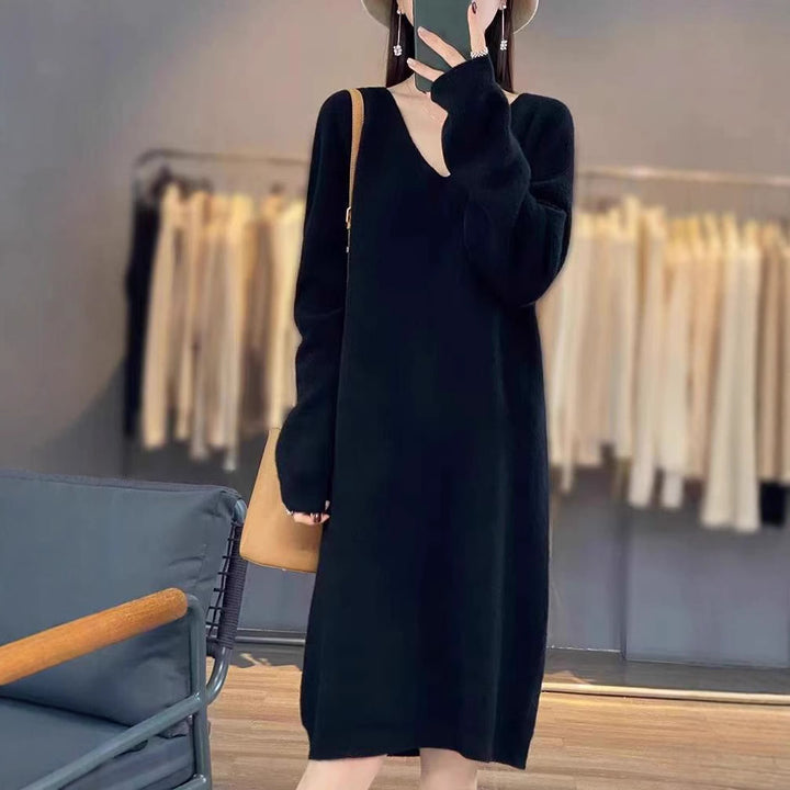 Comfortable knit dress for women with V-neck and relaxed fit Lune London
