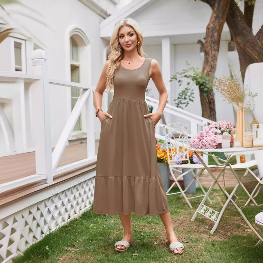 Maxi dress for women with practical pockets and flowy skirt Lune London