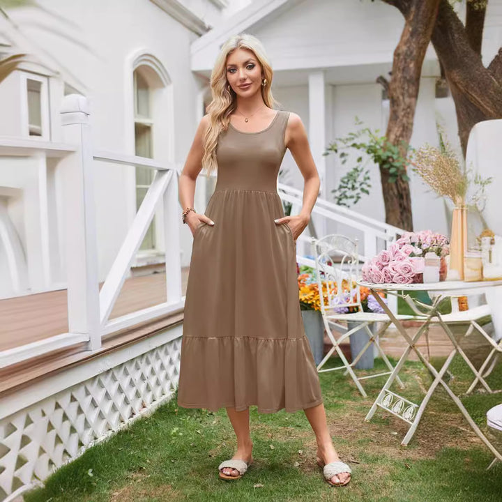 Maxi dress for women with practical pockets and flowy skirt Lune London
