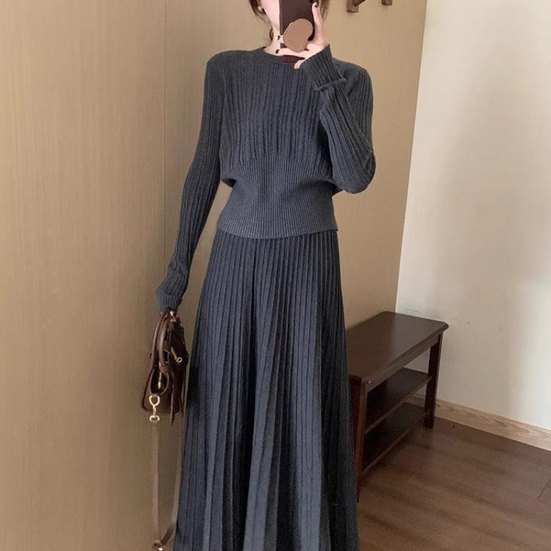 Ensemble en tricot pour femmes avec jupe plissée et pull ton sur ton Chic & Stil