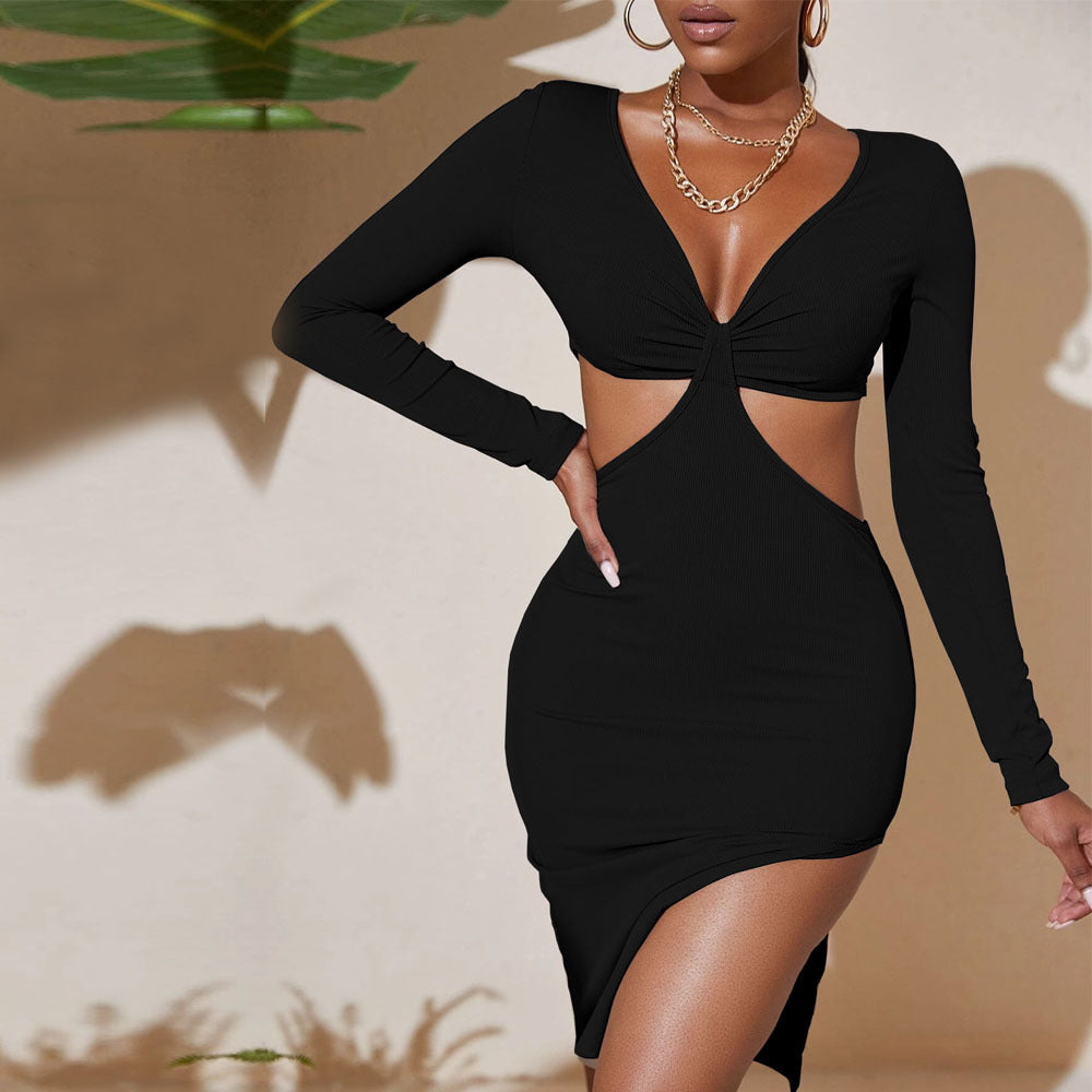 Robe mini ajustée à découpes pour femmes avec manches longues et détail torsadé complexe Chic & Stil