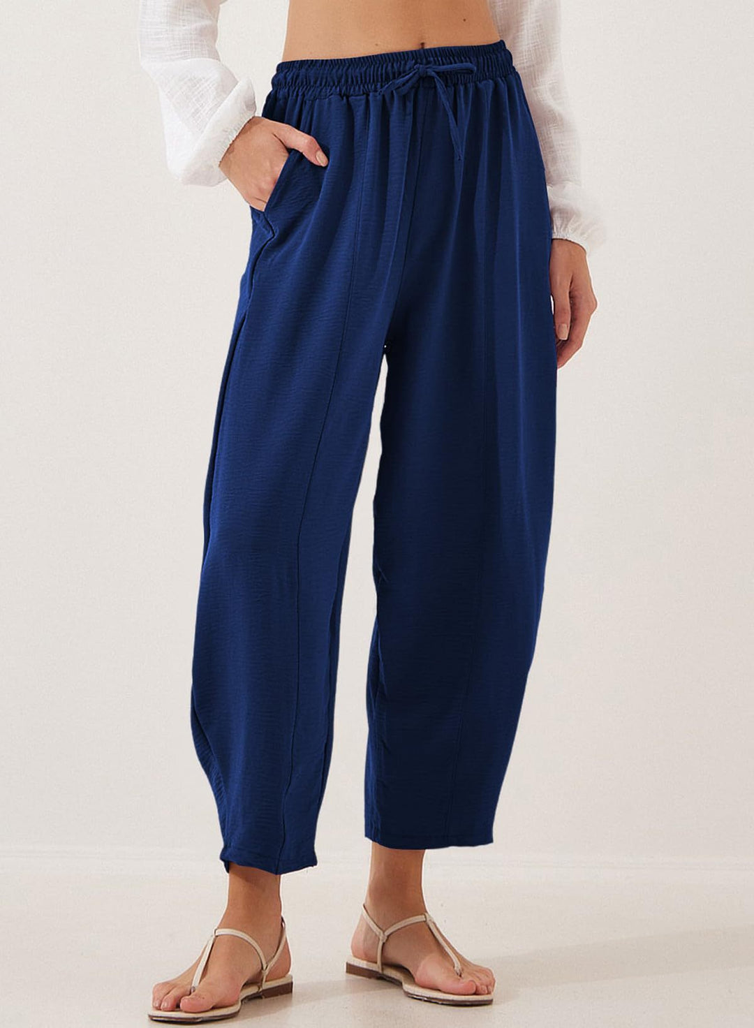Casual leisure pants for women with elastic waistband and practical pockets Lune London