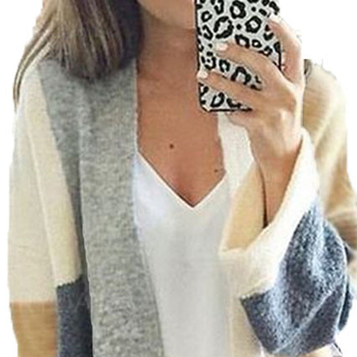 Cardigan tricoté décontracté pour femme avec un matériau doux et des blocs de couleur modernes Chic & Stil