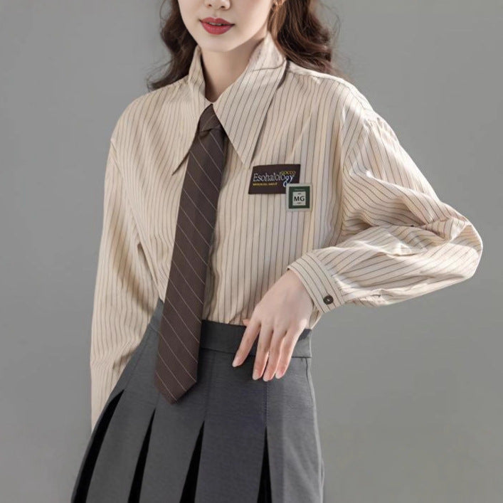 Blouse rayée classique pour femmes avec une forme de col moderne Chic & Stil