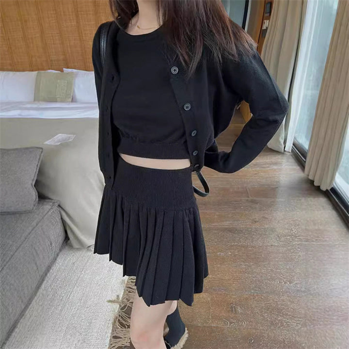 Robe tricot à manches courtes pour femmes avec jupe plissée et encolure ronde Chic & Stil