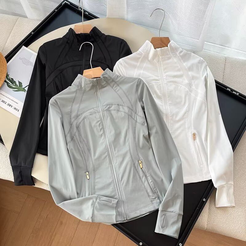 Veste de course sportive pour femmes avec col haut et matériau respirant Chic & Stil