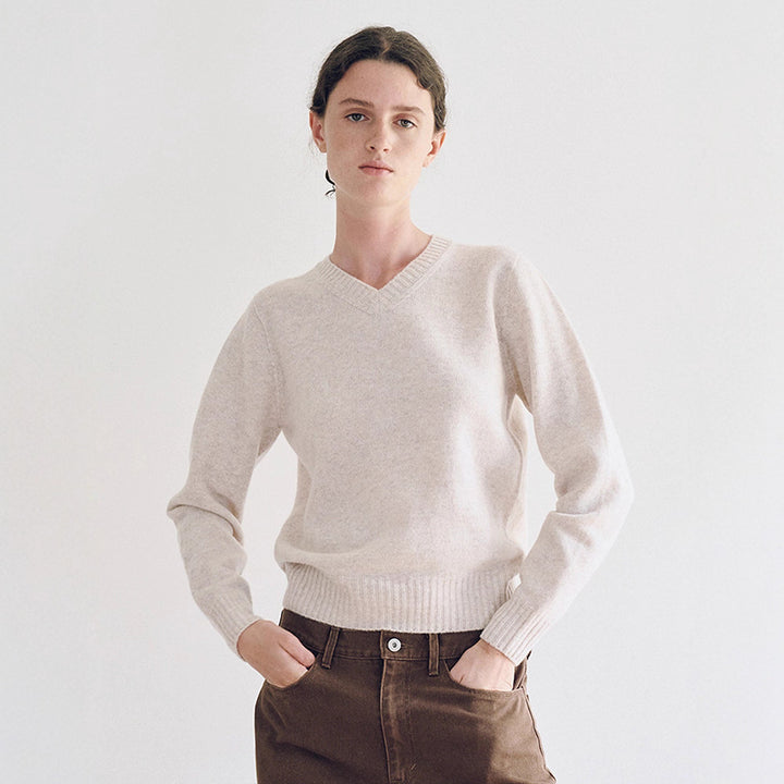 Pull fin en maille pour femmes avec col en V et large poignet Chic & Stil