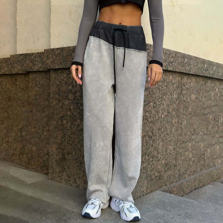 Comfortable lounge pants for women with an elastic waist and a trendy design Lune London