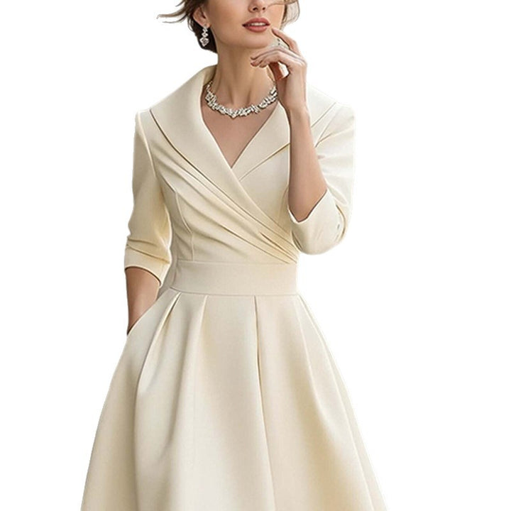 Robe midi pour femme avec un élégant décolleté en wrap et fronces Chic & Stil