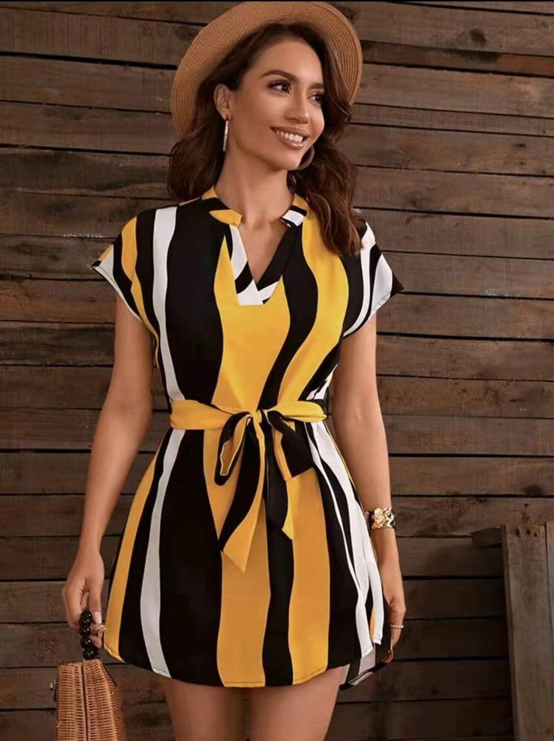 Women Elegant short dress with short sleeves and tie belt Lune London