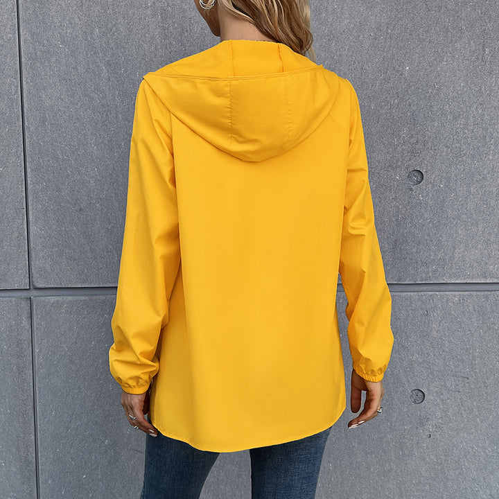 Veste de pluie légère pour femmes avec capuche pratique et poches latérales Lune London