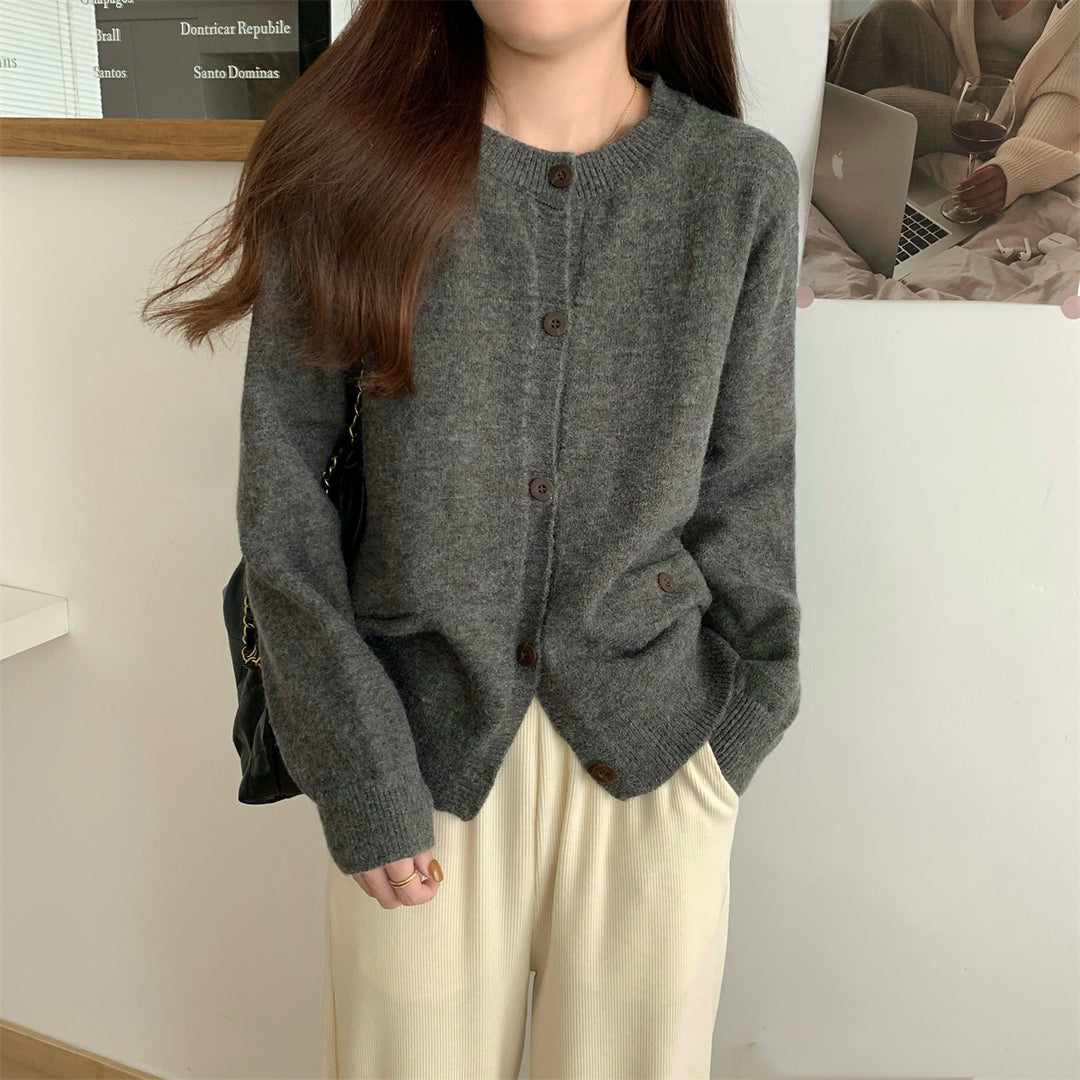 Cardigan en tricot pour femmes avec grandes poches et détails de boutons Chic & Stil