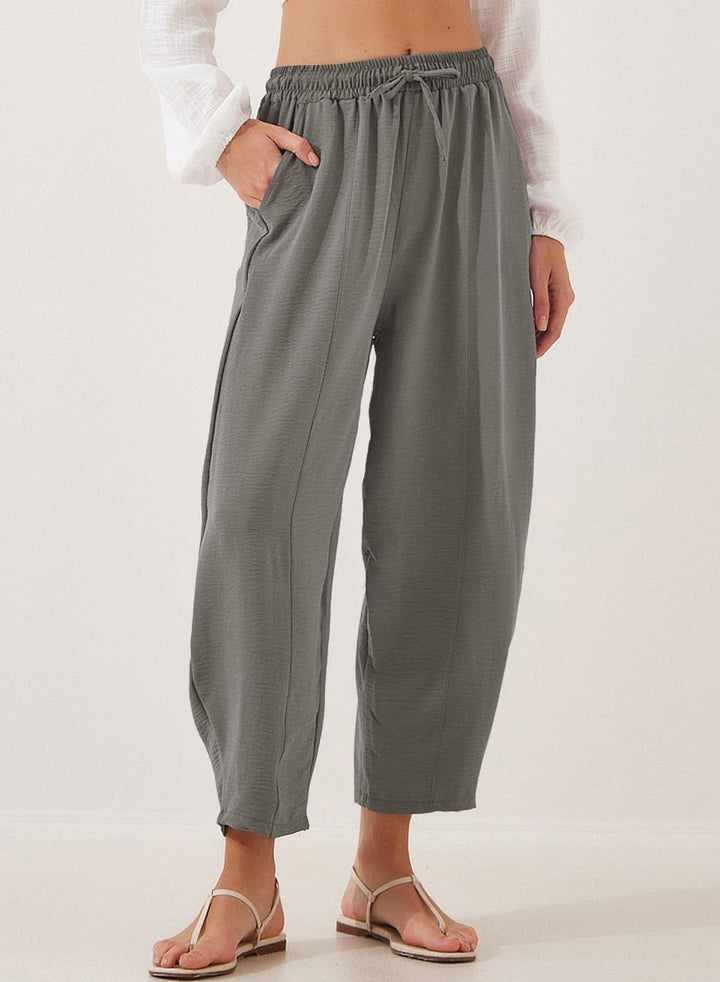 Women's Comfortable, loosely cut summer pants with elastic waistband and side pockets Lune London