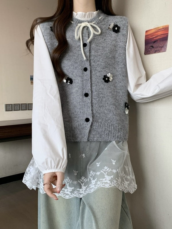 Cardigan pour femmes avec des applications florales décoratives et fermeture à nouer Chic & Stil
