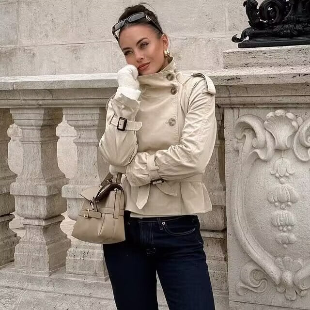 Modern trench coat for women with double-breasted buttons and practical pockets Lune London