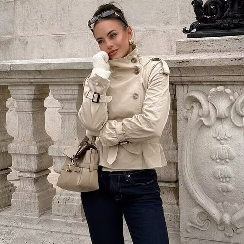 Modern trench coat for women with double-breasted buttons and practical pockets Lune London