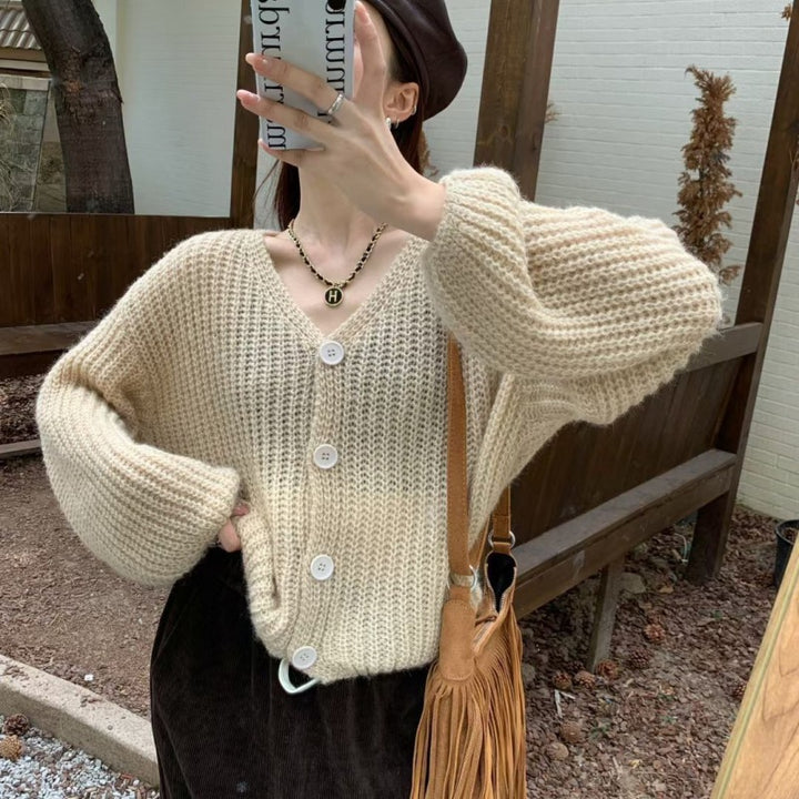 Cardigan pour femmes avec des manches surdimensionnées et détail de bouton Chic & Stil
