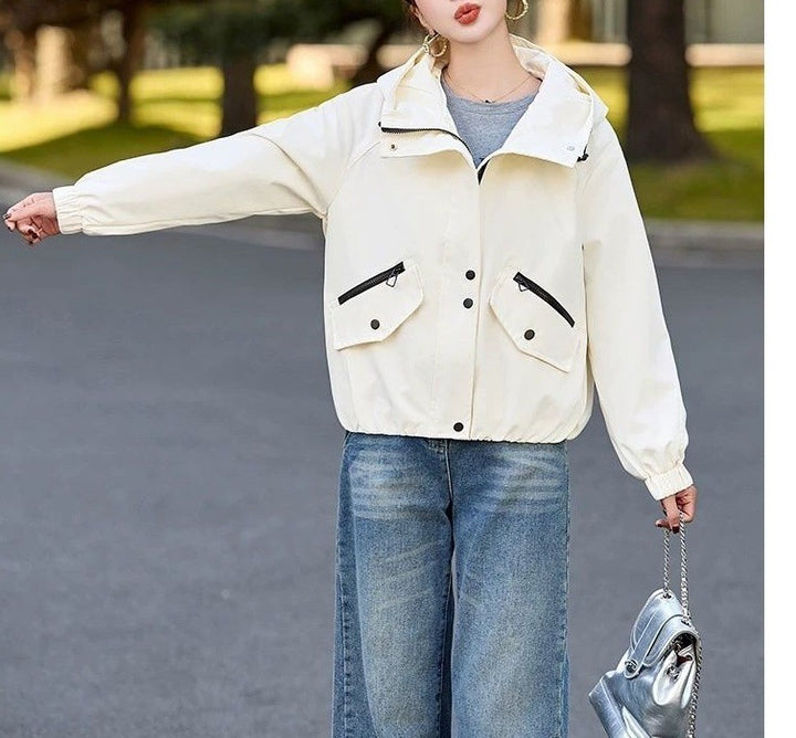 Veste de transition élégante pour femmes avec design de capuche ajustable et poches pratiques Chic & Stil