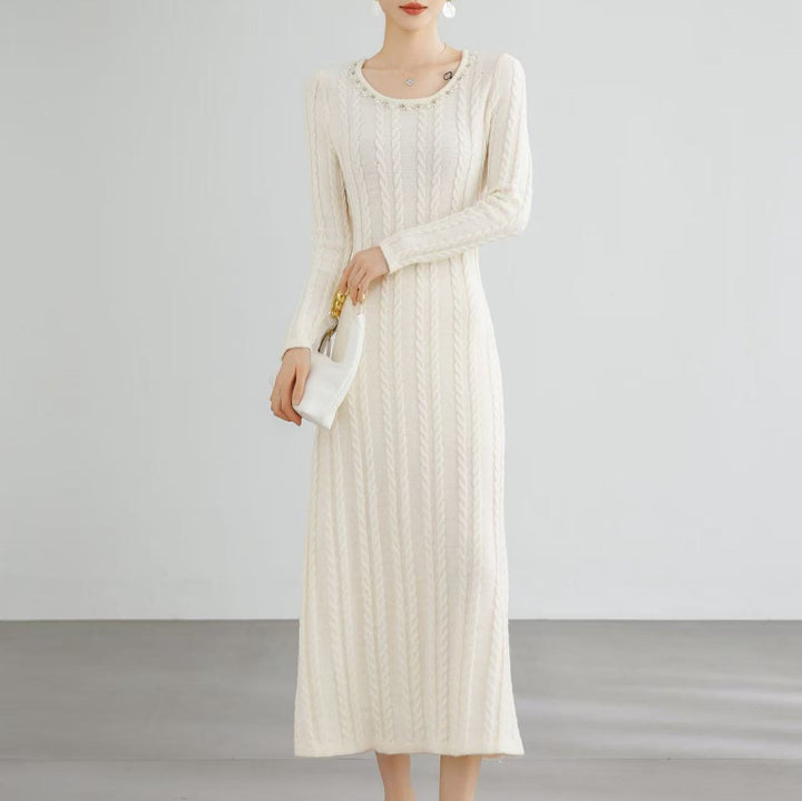 Robe en tricot élégante pour femmes avec motif en cable et détails décoratifs Chic & Stil
