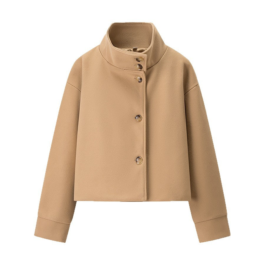 Veste féminine à la mode avec un élégant col montant et de jolis détails de boutons Chic & Stil
