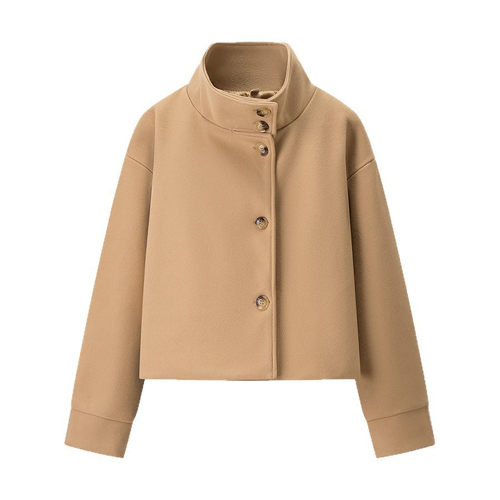 Veste féminine à la mode avec un élégant col montant et de jolis détails de boutons Chic & Stil