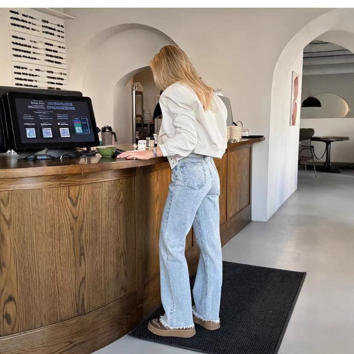 High-waisted wide-leg jeans for women with a vintage style and an authentic worn look Lune London