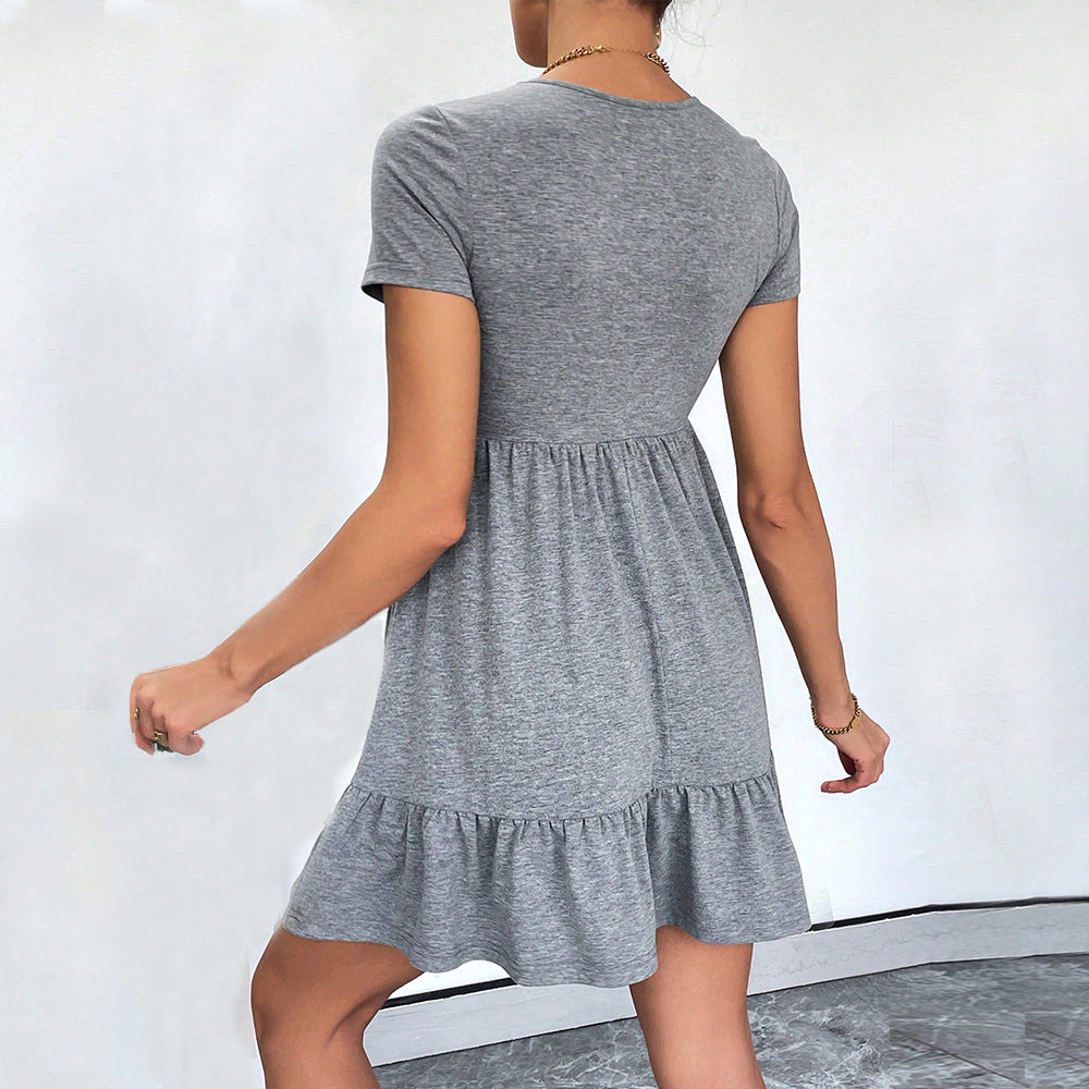Robe décontractée pour femme à manches courtes avec détails en boutons et ourlet voluminieux à volants Chic & Stil