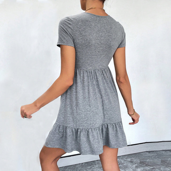 Robe décontractée pour femme à manches courtes avec détails en boutons et ourlet voluminieux à volants Chic & Stil