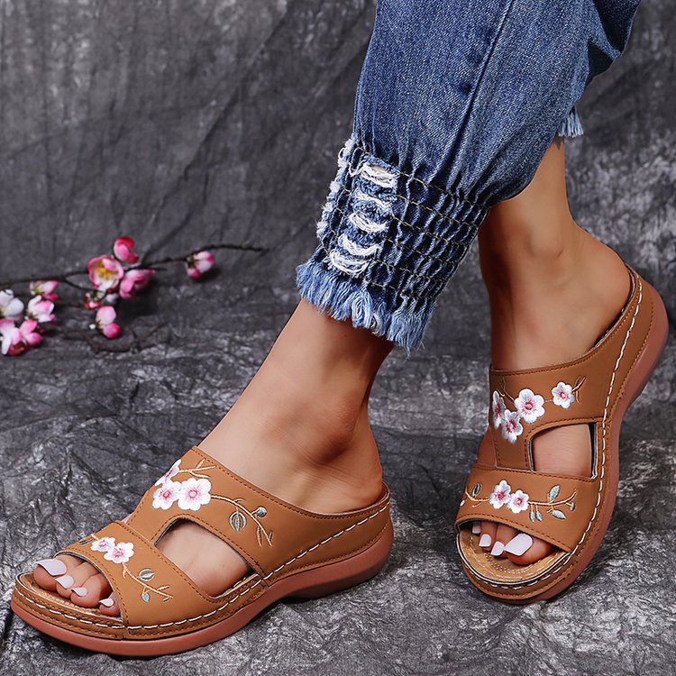 Comfortable slippers for women with embroidered floral design and anatomical sole Lune London