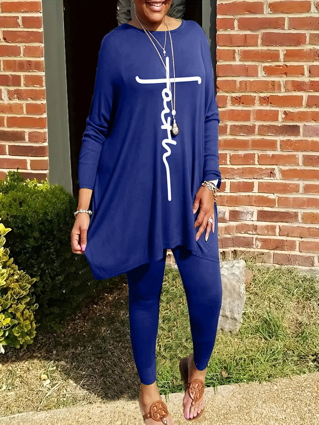 Ensemble de leggings et tunique pour femmes avec découpe asymétrique et impressions motivantes Chic & Stil