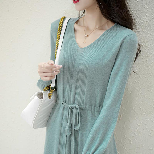 Robe en tricot pour femmes avec décolleté en V et ceinture à la taille Chic & Stil