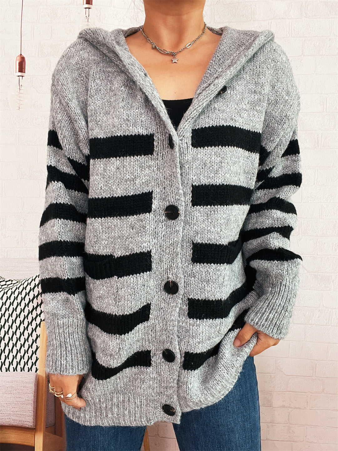 Cardigan décontracté en tricot pour femmes avec capuche et grandes rayures Chic & Stil