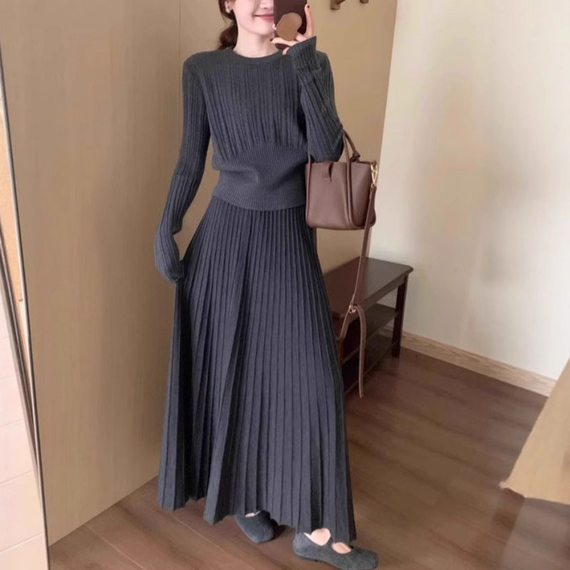 Ensemble en tricot pour femmes avec jupe plissée et pull ton sur ton Chic & Stil