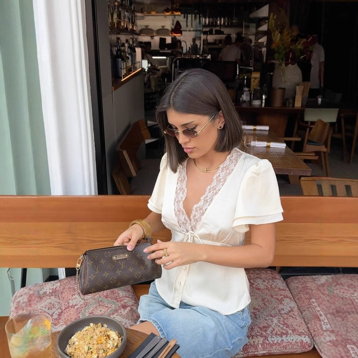 Blouse pour femmes avec des accents en dentelle élégants et une coupe cintrée Chic & Stil
