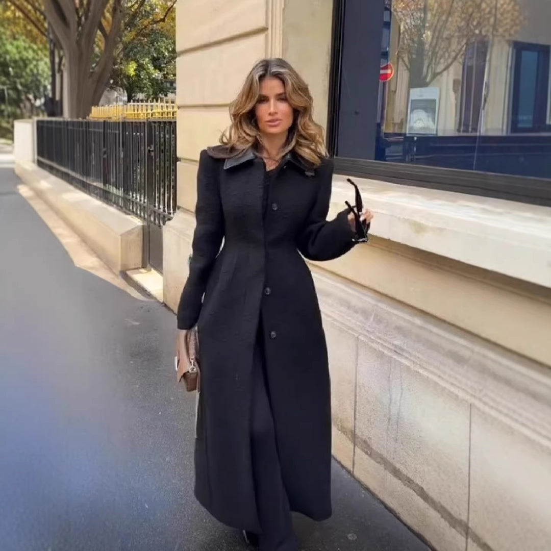 Manteau long élégant pour femmes avec design texturé et col luxueux Chic & Stil