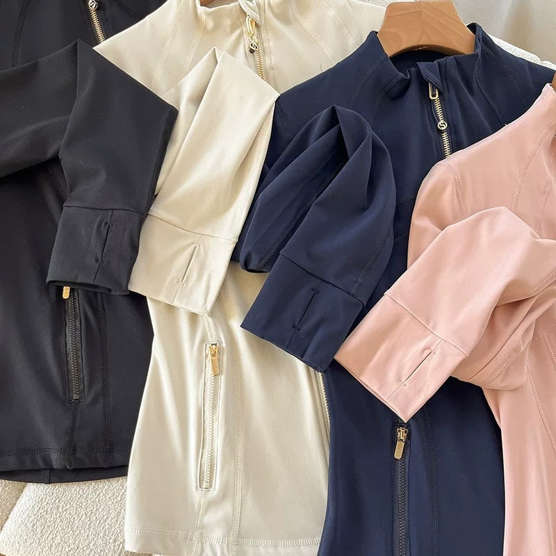 Veste de sport élégante pour femmes avec col haut et fermeture éclair innovante Chic & Stil