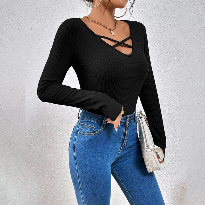 Haut extravagant à manches longues pour femmes avec un délicat découpe croisée Chic & Stil