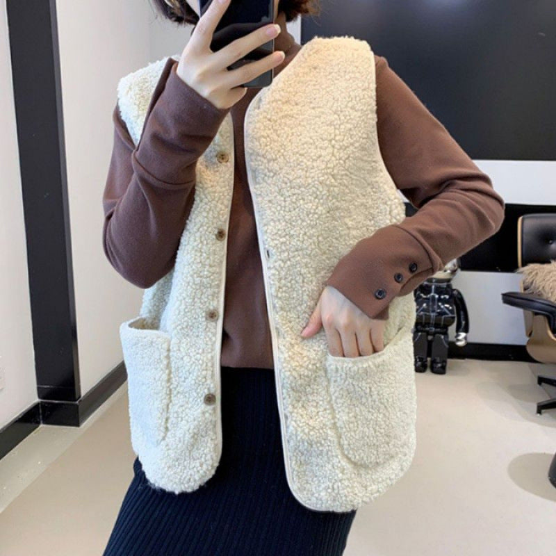 Ladies teddy fleece vest with practical pockets and button closure Chic & Stil