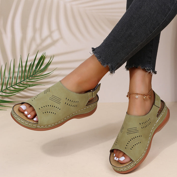 Comfortable clogs for women with a breathable surface structure and an ergonomic sole Lune London