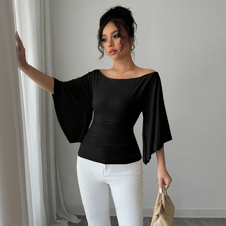 Elegant women's top with off-the-shoulder design, wide sleeves, and fitted cut Chic & Stil
